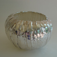 Elliott Pujol, Melon Pot, 1971. Folded and oxidized sterling. Awarded Honorable Mention in 1971 Sterling Silver Design Competition sponsored by Sterling Silversmiths Guild of America. Photo by Barbara T. Pujol; Courtesy of Elliott Pujol